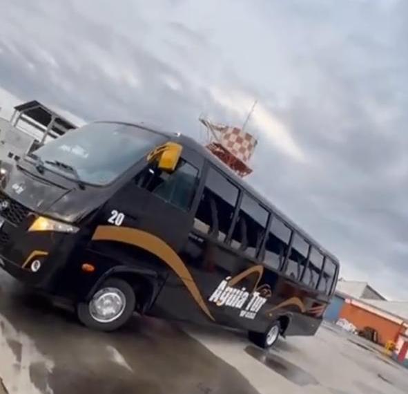 Micro-ônibus executivo Águia Tur